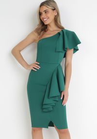 Born2be - Zielona Dopasowana Sukienka na Jedno Ramię z Falbanami Lelila. Kolor: zielony. Typ sukienki: asymetryczne. Styl: wizytowy. Długość: midi #1