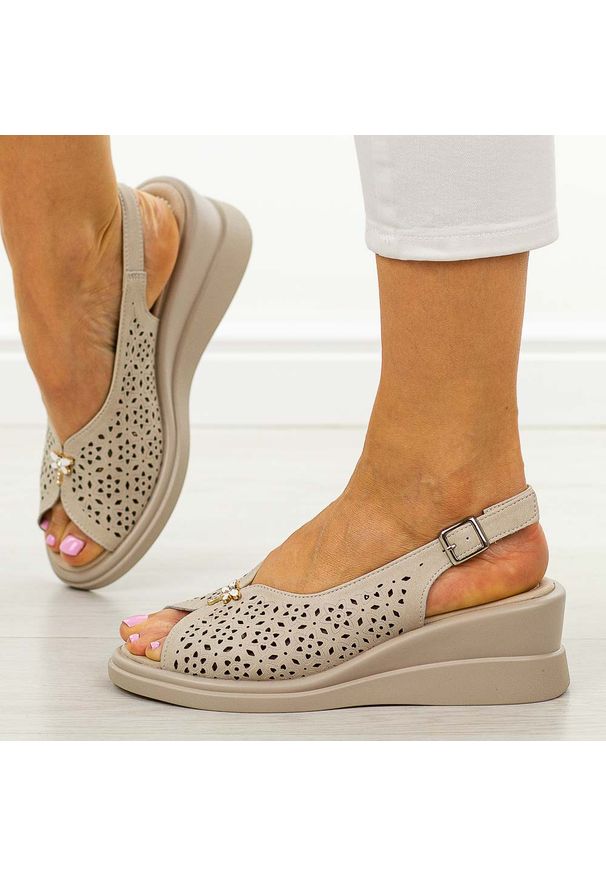 Beżowe ażurowe sandały damskie na koturnie Vinceza 79529. Okazja: na co dzień, na spacer. Kolor: beżowy. Materiał: skóra. Wzór: ażurowy. Sezon: wiosna, lato. Obcas: na koturnie. Styl: casual, klasyczny, elegancki