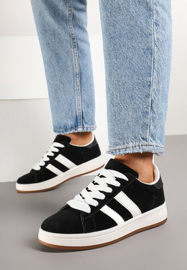 Renee - Czarne Sneakersy Ozdobione Paskami Dolirenna. Okazja: na co dzień. Zapięcie: pasek. Kolor: czarny. Materiał: jeans. Wzór: aplikacja. Sezon: lato, wiosna. Obcas: na płaskiej podeszwie
