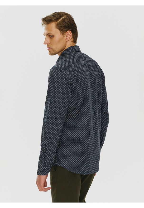 PAKO LORENTE – Koszula w kolorze granatowym w mikrowzór P24SF-1X-028-G-S - Pako Lorente. Okazja: na co dzień. Kolor: niebieski. Materiał: jeans, elastan. Styl: casual