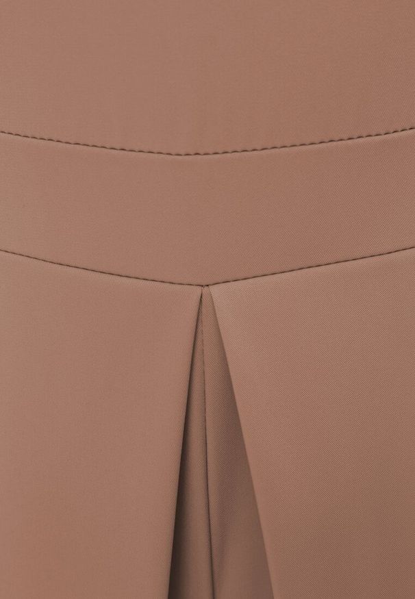 Born2be - Ciemnobeżowy Elegancki Kombinezon z Ozdobnymi Zakładkami Zellysha. Okazja: na co dzień, na spotkanie biznesowe. Kolor: beżowy. Wzór: ażurowy, aplikacja. Styl: elegancki