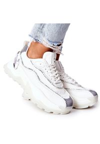 Damskie Sportowe Buty Cross Jeans II2R4017C Białe. Kolor: biały. Materiał: tkanina, skóra ekologiczna. Szerokość cholewki: normalna. Wzór: aplikacja #1