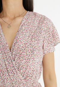 Born2be - Różowo-Biały Kombinezon z Wiskozy Ariamaya. Okazja: na co dzień. Kolor: różowy. Materiał: wiskoza. Długość rękawa: krótki rękaw. Długość: krótkie. Wzór: aplikacja, kwiaty. Sezon: lato. Styl: casual #4