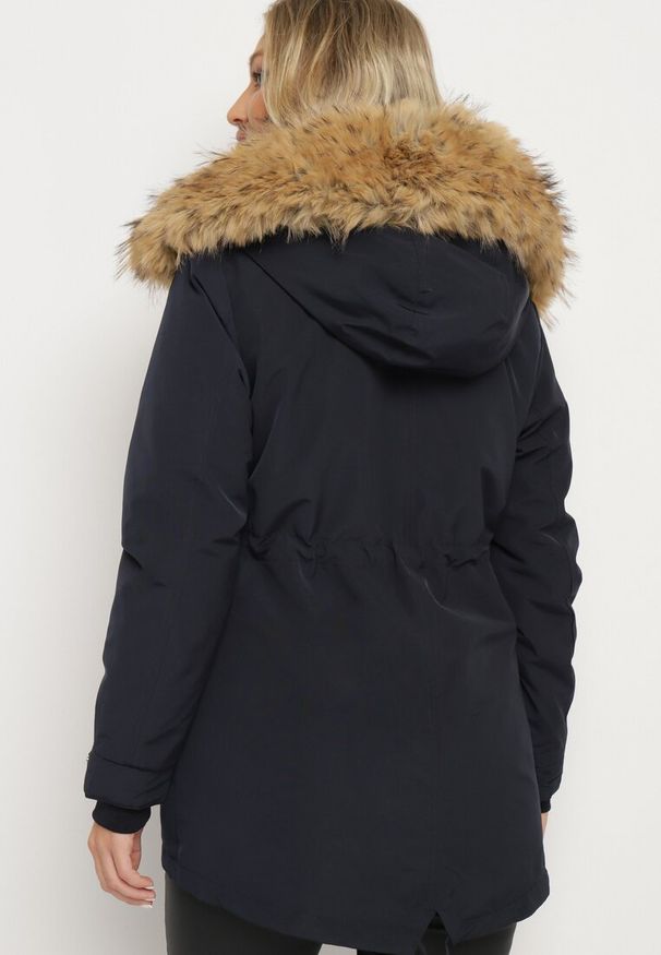 Born2be - Granatowa Zimowa Kurtka Parka z Odpinanym Futerkowym Zdobieniem i Kapturem Sialinnea. Okazja: na spacer, na co dzień. Kolor: niebieski. Materiał: dzianina, futro, jeans. Wzór: aplikacja. Sezon: zima. Styl: elegancki, casual