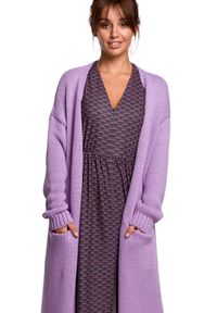 Polskie swetry - Długi sweter z kieszeniami ciepły kardigan o prostym fasonie fioletowy. Okazja: do pracy, na spacer, na co dzień. Kolor: fioletowy. Materiał: dzianina, akryl. Długość rękawa: długi rękaw. Długość: długie. Wzór: ze splotem. Styl: casual #1
