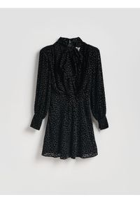 Reserved - Sukienka z ozdobną szarfą - czarny. Kolor: czarny. Materiał: tkanina, wiskoza. Styl: klasyczny #1