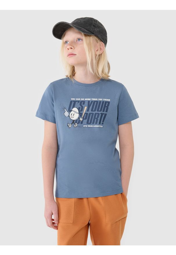 4f - 4F T-shirt regular z nadrukiem chłopięcy - niebieski 146 (10-11 lat). Okazja: na co dzień. Kolor: niebieski. Materiał: dzianina, jersey, bawełna. Długość rękawa: krótki rękaw. Długość: krótkie. Wzór: nadruk. Sezon: lato. Styl: casual, klasyczny, sportowy