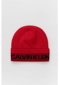 Calvin Klein Performance - Czapka. Kolor: czerwony. Materiał: dzianina