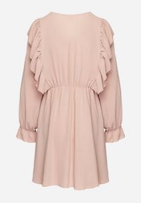 Born2be - Różowa Rozkloszowana Sukienka o Kopertowym Kroju z Falbankami Celonara. Okazja: na imprezę. Typ kołnierza: kołnierz z falbankami. Kolor: różowy. Typ sukienki: kopertowe. Styl: elegancki #7