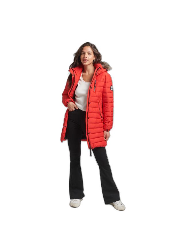 Damska kurtka puchowa z kapturem o średniej długości z futerkiem Superdry. Typ kołnierza: kaptur. Kolor: czerwony. Materiał: puch, futro