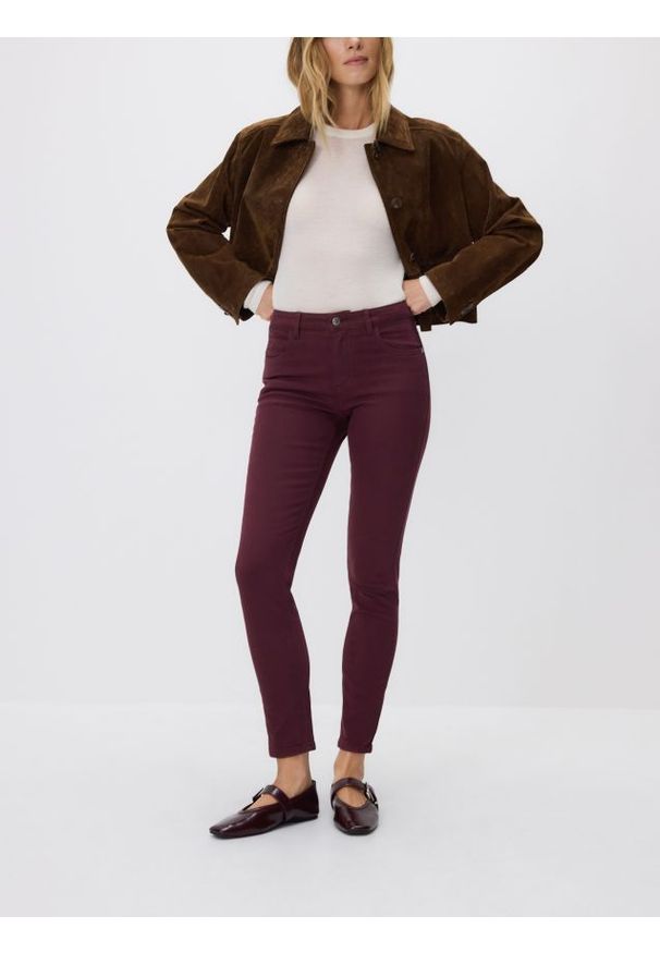 Reserved - Jeansy slim mid rise - brązowy. Kolor: brązowy. Materiał: jeans