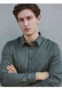Reserved - Gładka koszula slim fit - zielony. Kolor: zielony. Materiał: tkanina, bawełna. Wzór: gładki