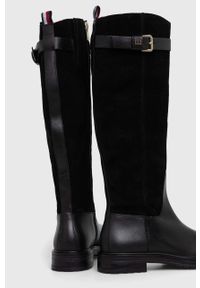 TOMMY HILFIGER - Tommy Hilfiger kozaki skórzane CASUAL ESSENTIAL BELT LONGBOOT damskie kolor czarny na płaskim obcasie FW0FW07480. Okazja: na co dzień. Nosek buta: okrągły. Kolor: czarny. Materiał: skóra. Szerokość cholewki: normalna. Obcas: na obcasie. Styl: casual. Wysokość obcasa: niski #3
