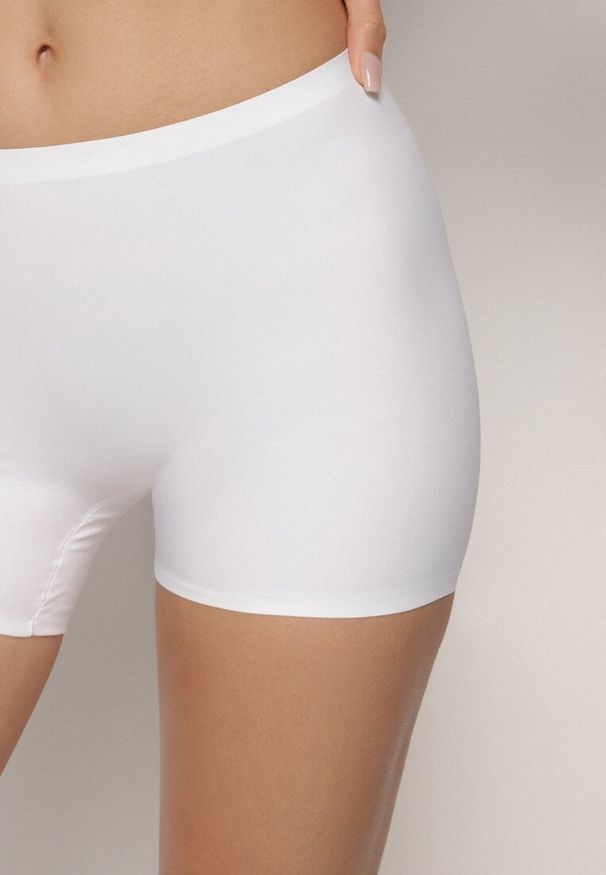 Born2be - Białe Majtki o Kroju Szortów Savidore. Kolor: biały