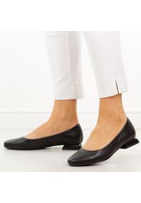 Czarne skórzane czółenka damskie M.Daszyński Ol51-1. Okazja: na co dzień. Nosek buta: okrągły. Kolor: czarny. Szerokość cholewki: normalna. Materiał: skóra. Sezon: wiosna, jesień, lato. Obcas: na obcasie. Styl: casual, elegancki, klasyczny, wizytowy. Wysokość obcasa: niski #1