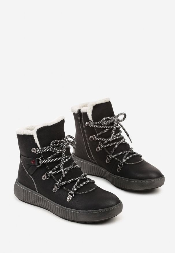 Born2be - Czarne Botki Traperki z Ozdobnym Sznurowaniem i Tłoczoną Podeszwą Fasitta. Okazja: na co dzień, na spacer. Kolor: czarny. Materiał: jeans, futro. Styl: casual, elegancki