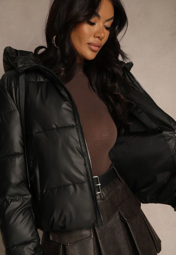 Renee - Czarna Kurtka Puffer z Pikowanymi Przeszyciami i Kapturem Renaria. Okazja: na co dzień. Typ kołnierza: kaptur. Kolor: czarny. Materiał: jeans, poliester. Sezon: zima. Styl: casual