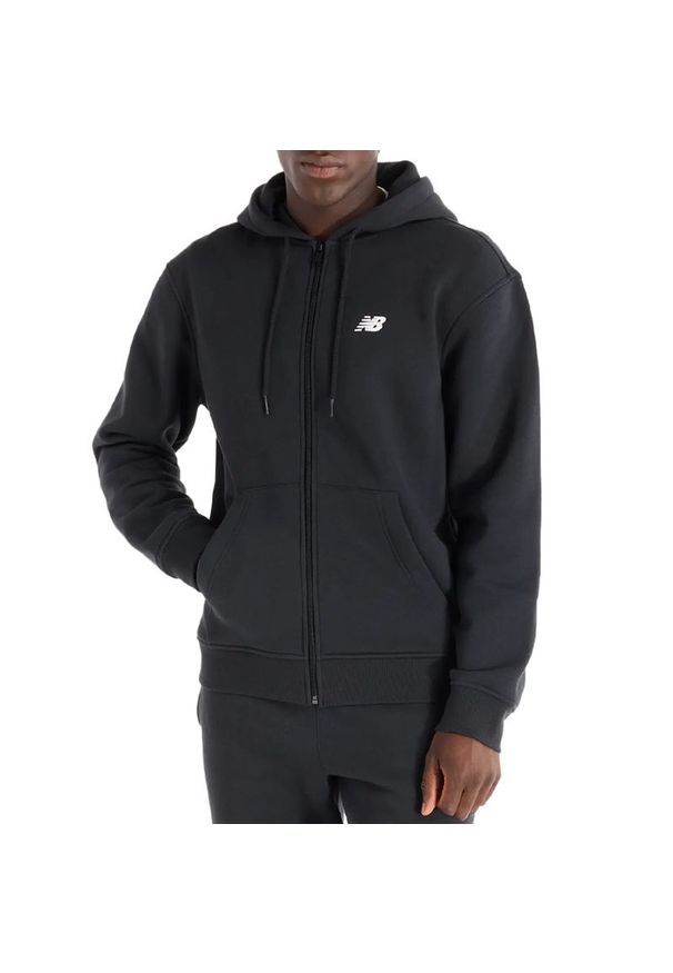 Bluza New Balance MJ43902BK - czarne. Typ kołnierza: kaptur. Kolor: czarny. Materiał: dresówka, bawełna, poliester. Wzór: napisy. Styl: klasyczny