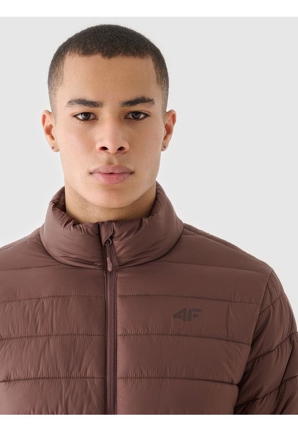 4f - 4F Kurtka puchowa z syntetycznym wypełnieniem męska - brązowa XXL. Okazja: na co dzień. Typ kołnierza: kołnierzyk stójkowy. Kolor: brązowy. Materiał: puch, syntetyk. Długość: długie. Styl: casual, klasyczny, sportowy