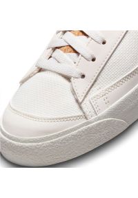 Buty Nike Blazer Low '77 Prm M DV7231 001 białe. Okazja: na co dzień. Zapięcie: sznurówki. Kolor: biały. Materiał: materiał, tkanina, syntetyk, guma. Szerokość cholewki: normalna #5