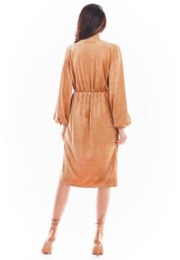 Awama - Asymetryczna welurowa sukienka z kopertowym dekoltem. Materiał: welur. Typ sukienki: kopertowe, asymetryczne #4
