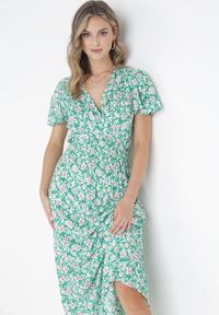 Born2be - Zielona Wiskozowa Sukienka Z Kopertowym Dekoltem i Gumkami w Pasie Seldel. Kolor: zielony. Materiał: wiskoza. Wzór: aplikacja, nadruk. Typ sukienki: kopertowe #2