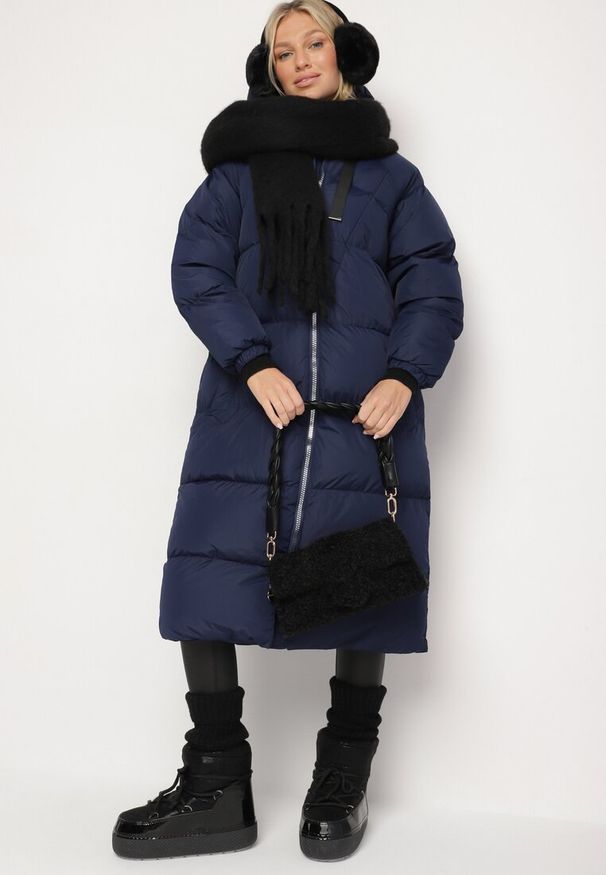 Born2be - Granatowa Długa Kurtka Pikowana Płaszcz na Zamek z Kapturem Lesea. Okazja: na co dzień. Typ kołnierza: kaptur. Kolor: niebieski. Materiał: dzianina, jeans. Długość: długie. Styl: casual, elegancki