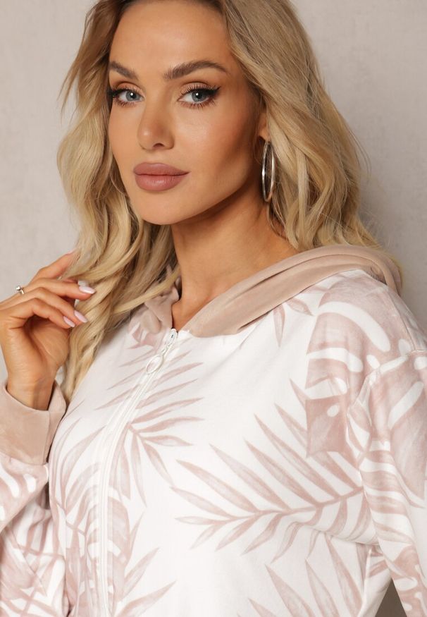 Renee - Ciemnobeżowy Welurowy Komplet Dresowy z Wzorzystą Bluzą z Kapturem i Joggerami Rouviana. Kolor: beżowy. Materiał: welur, dresówka