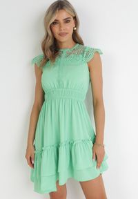 Born2be - Zielona Koronkowa Sukienka Mini z Gumką w Pasie i Falbanką Difro. Kolor: zielony. Materiał: koronka. Wzór: koronka. Długość: mini #3