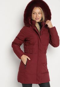 Born2be - Bordowa Zimowa Kurtka z Pikowaniem i Kapturem z Futrem Gisatte. Okazja: na spotkanie biznesowe, do pracy, na co dzień. Kolor: czerwony. Materiał: futro. Sezon: zima. Styl: elegancki, casual, biznesowy #1