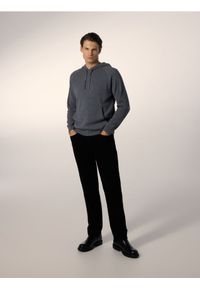 Reserved - Wełniany sweter z kapturem - ciemnoszary. Typ kołnierza: kaptur. Kolor: szary. Materiał: wełna #1