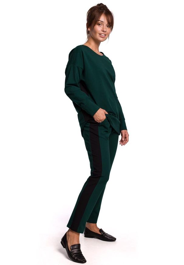 MOE - Dresowe Spodnie z Lampasem - Ciemnozielone. Kolor: zielony. Materiał: dresówka