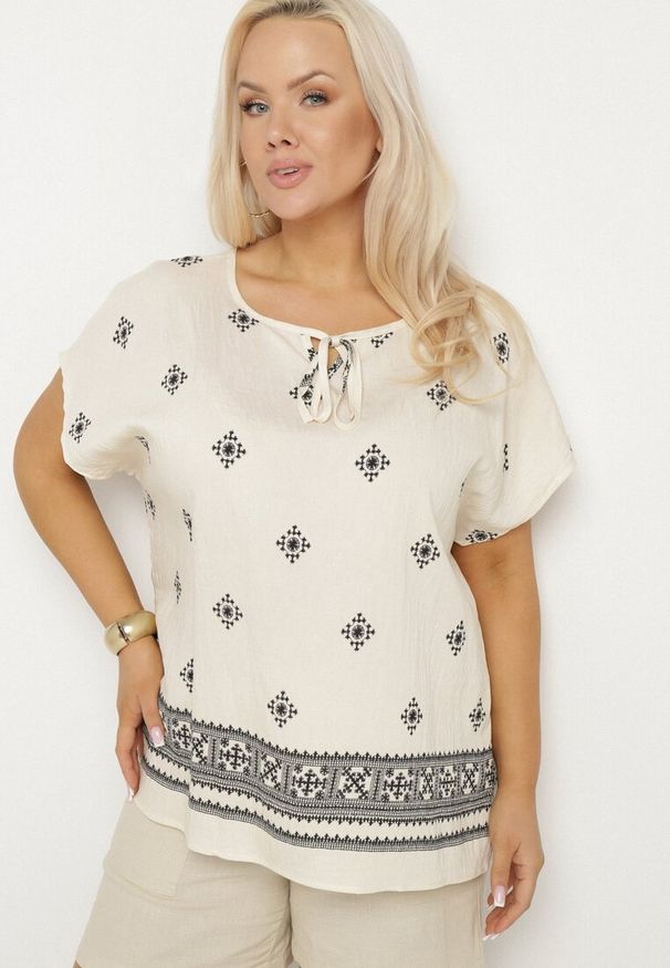 Born2be - Jasnobeżowa Bluzka ze Wzorem w Stylu Boho Frolzedi. Okazja: na co dzień. Kolor: beżowy. Materiał: jeans. Styl: boho
