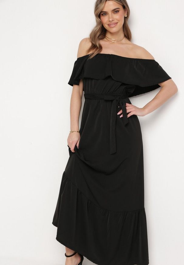 Born2be - Czarna Sukienka o Rozkloszowanym Fasonie z Hiszpańskim Dekoltem i Materiałowym Paskiem Nacara. Okazja: na co dzień. Kolor: czarny. Materiał: materiał. Długość rękawa: krótki rękaw. Sezon: lato. Typ sukienki: proste. Styl: casual