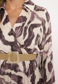 Born2be - Beżowo-Brązowa Kopertowa Sukienka w Abstrakcyjny Wzór z Gumką w Talii i Paskiem Zinnitaria. Okazja: na co dzień. Kolor: beżowy. Materiał: jeans. Typ sukienki: kopertowe. Styl: casual, klasyczny #6