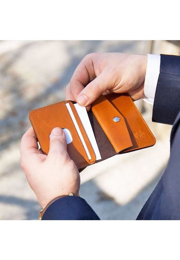 Solier - Skórzany cienki portfel męski z bilonówką SOLIER SW16 SLIM jasny brąz. Kolor: brązowy. Materiał: skóra