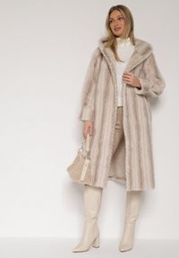Born2be - Jasnobeżowy Płaszcz Futerko w Pionowy Wzór z Kapturem Cahroris. Typ kołnierza: kaptur. Kolor: beżowy. Materiał: futro. Styl: elegancki, klasyczny #5