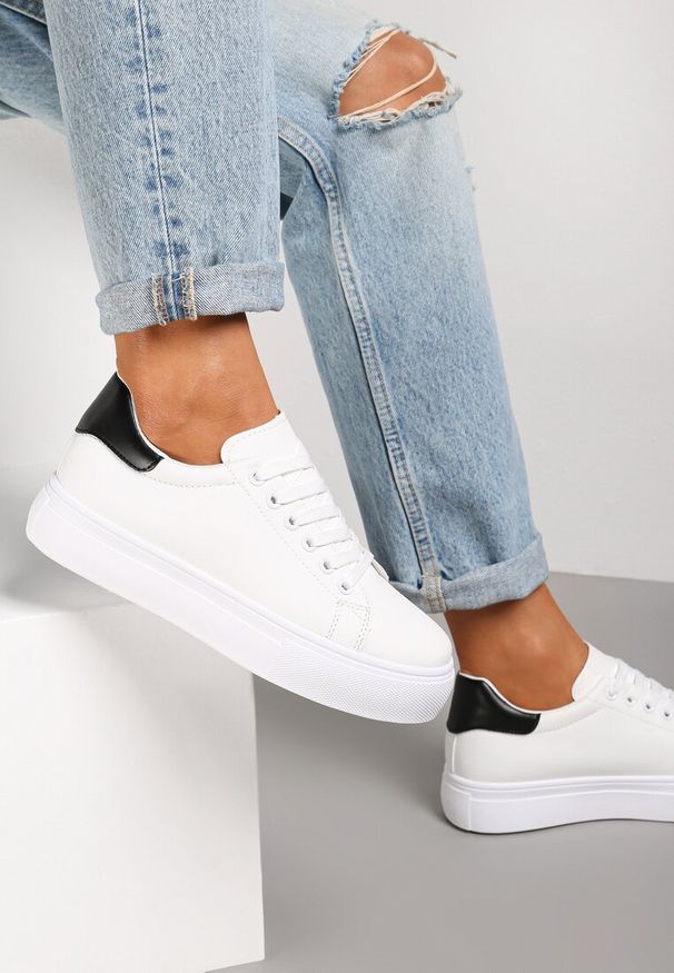 Renee - BIało-Czarne Sneakersy Thessomeda. Wysokość cholewki: przed kostkę. Nosek buta: okrągły. Zapięcie: sznurówki. Kolor: biały. Szerokość cholewki: normalna. Sport: outdoor