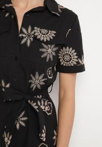 Born2be - Czarna Koszulowa Sukienka z Wiskozy z Haftowanymi Kwiatami i Paskiem Diviera. Kolor: czarny. Materiał: wiskoza. Wzór: haft, kwiaty. Typ sukienki: koszulowe. Styl: boho #4