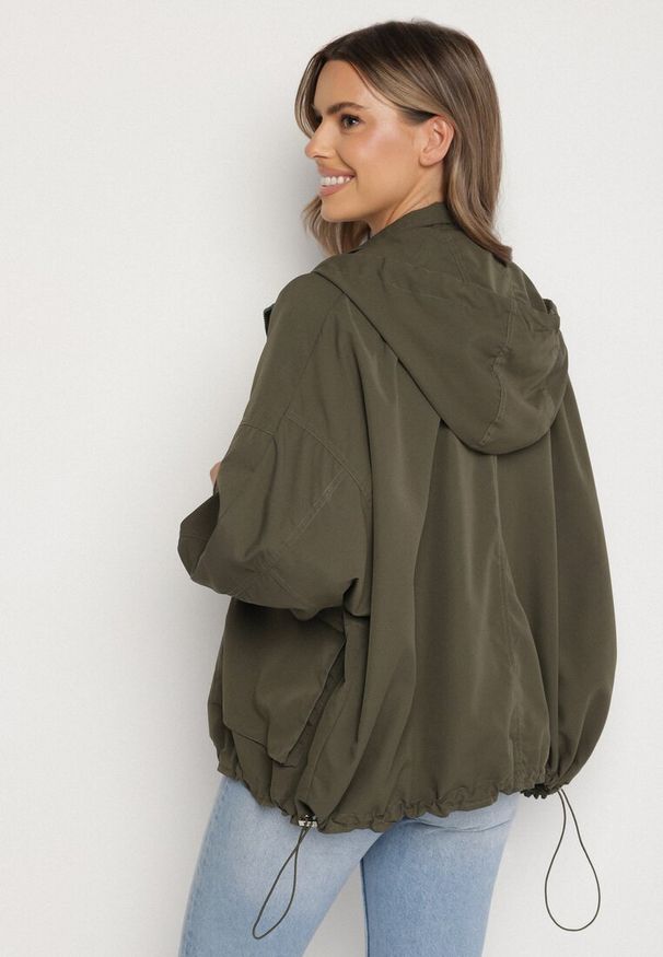 Born2be - Ciemnozielona Kurtka Oversize z Kapturem i Kieszeniami Malorea. Okazja: na co dzień. Typ kołnierza: kaptur. Kolor: zielony. Materiał: jeans, koronka. Styl: casual