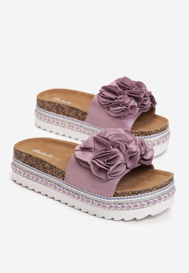 Born2be - Fioletowe Klapki z Kwiatkiem na Ozdobnej Platformie z Korka Gilivia. Kolor: fioletowy. Wzór: kwiaty. Obcas: na platformie. Styl: boho
