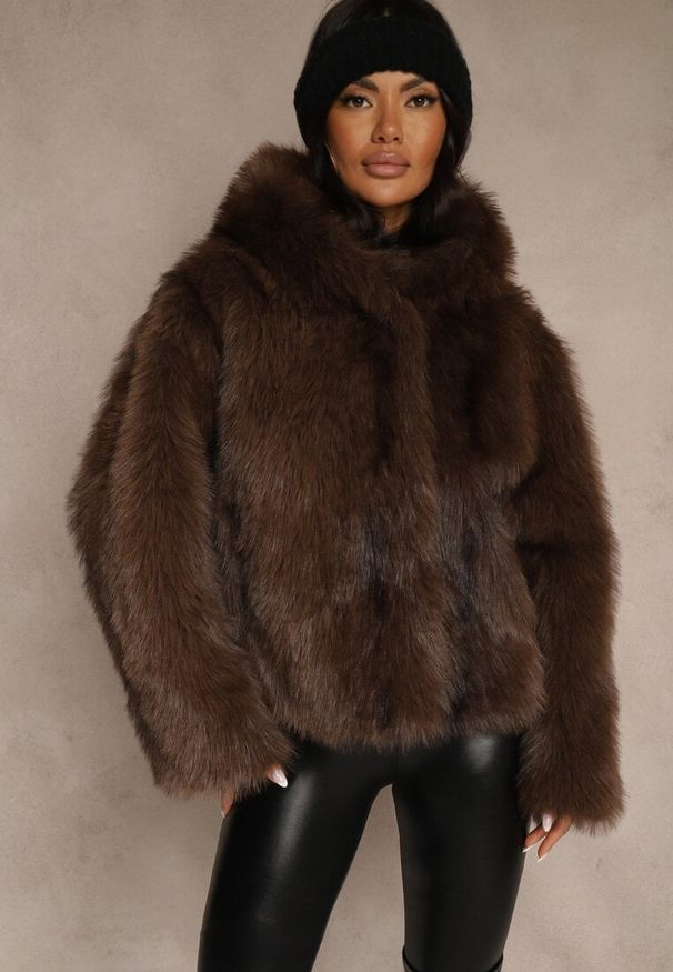Renee - Brązowa Kurtka Futerko z Nieodpinanym Kapturem Tusnema. Okazja: na co dzień. Kolor: brązowy. Materiał: futro. Wzór: aplikacja. Styl: casual, elegancki
