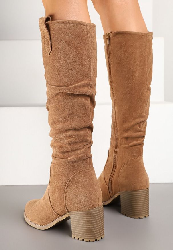 Born2be - Ciemnobeżowe Kozaki na Słupku Bertilon. Okazja: na co dzień. Kolor: beżowy. Materiał: wełna, jeans. Obcas: na słupku. Styl: casual, elegancki