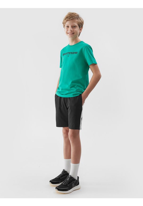 4f - 4F Spodenki dresowe chłopięce - głęboka czerń 122 (6-7 lat). Okazja: na co dzień. Kolor: czarny. Materiał: dresówka. Długość: krótkie. Wzór: gładki, ze splotem. Sezon: lato. Styl: casual, sportowy