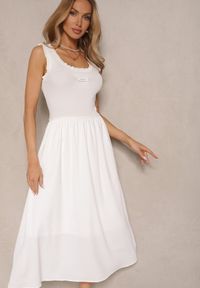 Renee - Biała Rozkloszowana Sukienka z Wiskozy Ozdobiona Naszywką Ronlina. Okazja: na co dzień. Kolor: biały. Materiał: wiskoza. Wzór: aplikacja. Styl: casual, elegancki #5