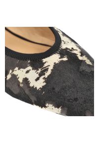 Baleriny damskie S.Barski, cholewka ze skóry naturalnej typu hair-on z efektownym wzorem zwierzęcym wsuwany fason bez zapięcia, czarne, CR61-3093. Okazja: na co dzień. Zapięcie: bez zapięcia. Kolor: czarny. Materiał: skóra. Szerokość cholewki: normalna. Wzór: motyw zwierzęcy. Obcas: na płaskiej podeszwie. Styl: casual, klasyczny, elegancki #4