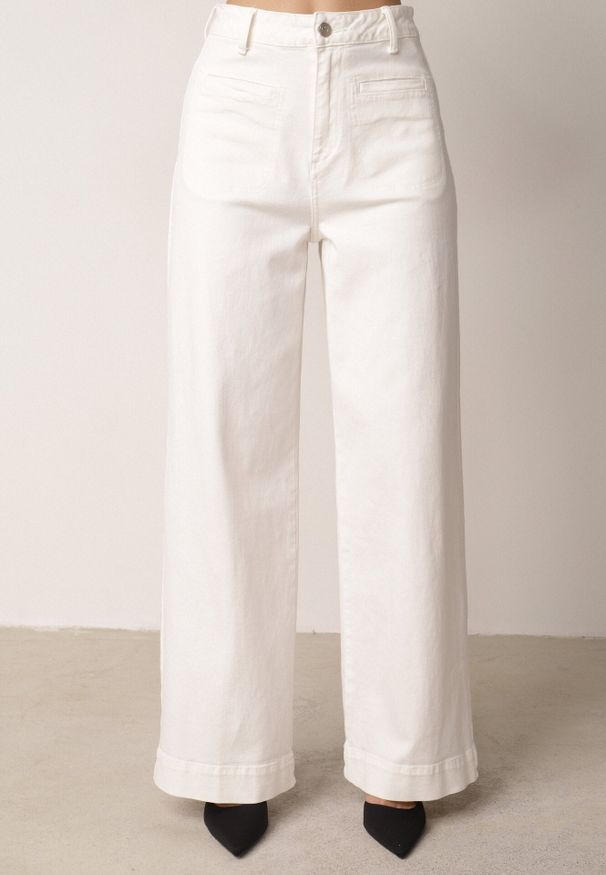 Born2be - Białe Szerokie Jeansy z Bawełny z Wysokim Stanem Jyneli. Okazja: na co dzień, do pracy. Stan: podwyższony. Kolor: biały. Długość: krótkie. Styl: casual, klasyczny, elegancki