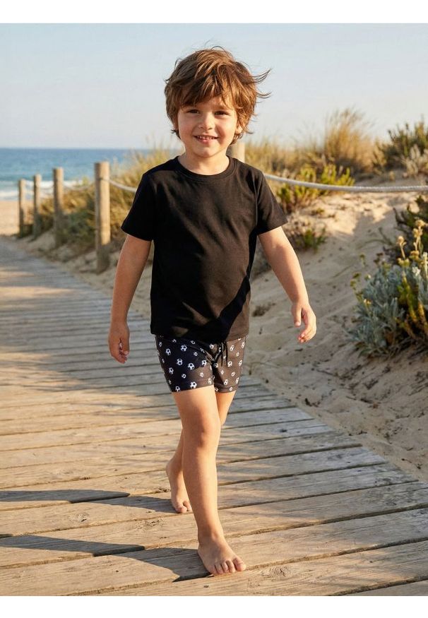 Sinsay - Szorty kąpielowe z nadrukiem piłek nożnych - czarny. Kolor: czarny. Wzór: nadruk