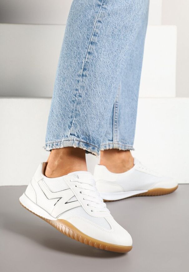 Renee - Białe Sneakersy w Stylu Tenisówek Ozdobione Naszywką Tanelis. Kolor: biały. Materiał: jeans. Wzór: aplikacja