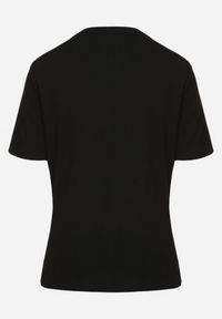 Born2be - Czarny Wiskozowy T-shirt w Klasycznym Stylu Arivoria. Okazja: na co dzień. Kolor: czarny. Materiał: wiskoza. Wzór: aplikacja, bez wzorów. Styl: klasyczny #5